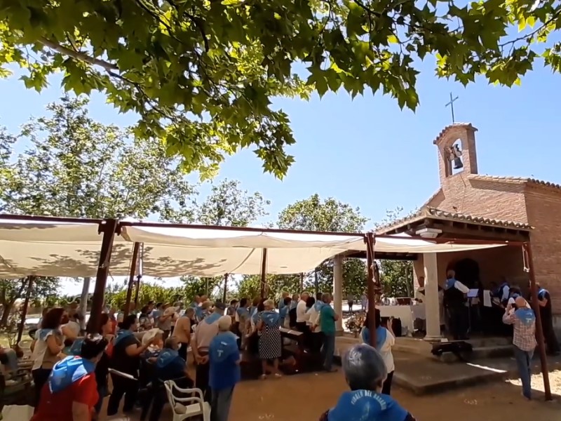 Con gran devoción, durante el último sábado del mes de mayo, se celebra en el pueblo de Alcañizo (Toledo) la romería de la Virgen del Rosario. La virgen es trasladada a pie desde la iglesia del pueblo, hasta su ermita. Una vez allí, en un entorno natural privilegiado, se celebra una misa en su honor, para luego todos los alcañizanos y visitantes comer en el parque de la ermita en un ambiente festivo y entrañable. Romería Virgen del Rosario - Alcañizo
